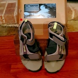 Never worn NIB Teva hiking/water sandal 9
